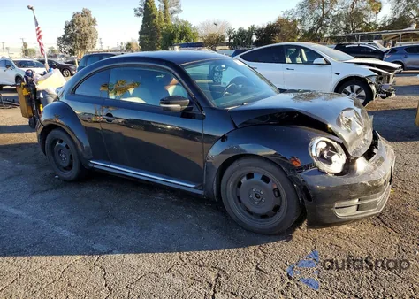 2015 Volkswagen Beetle 1.8T z USA, uszkodzony, nr VIN 3VWF17AT4FM652471